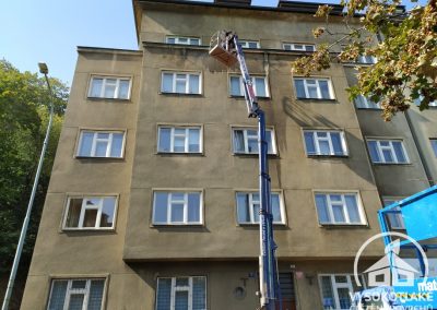 Průběh čištění fasády bytového domu v Praze 5 z hydraulické plošiny