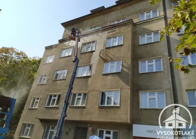 Průběh čištění fasády staršího bytového domu v Praze 5 z hydraulické plošiny pomocí vysokotlakého stroje