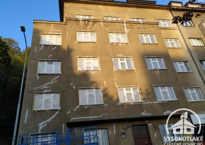 Průběh čištění a oprav fasádního pláště staršího bytového domu v Praze 5