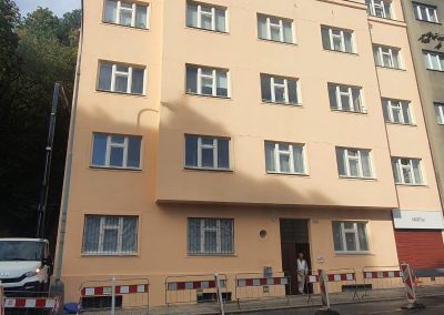 Vyčištěná, napenetrovaná a nově natřená fasáda bytového domu v Praze 5