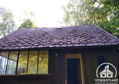 Silně znečištěná eternitová střecha v Lensedlích, porostlá mechem