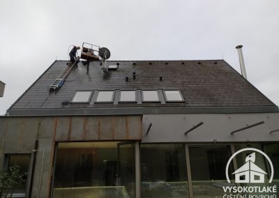 Průběh čištění eternitové střechy rodinného domu v Kralupech nad Vltavou z hydraulické plošiny