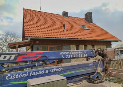 Vyčištěná betonová střecha domu v Zaječicích pomocí hydraulické plošiny