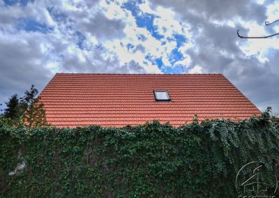 Detail vyčištěné střechy rodinného domu ve Strašnově po aplikaci nástřiku nanotechnologie