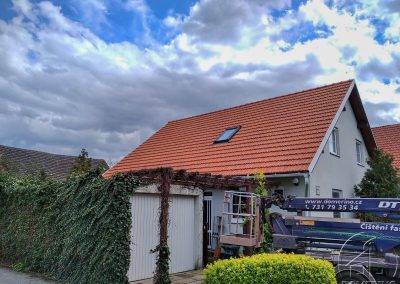 Vyčištěná střecha rodinného domu ve Strašnově po aplikaci nástřiku nanotechnologie