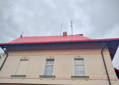Vyčištěná a naimpregnovaná eternitová střecha vily v Chrastavě
