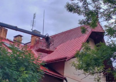 Průběh čištění eternitové střechy vily v Chrastavě pomocí vysokotlakého čističe z hydraulické plošiny