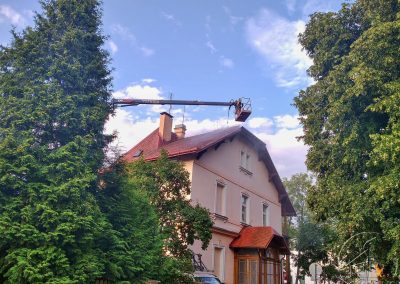 Průběh čištění eternitové střechy vily v Chrastavě pomocí vysokotlakého stroje z hydraulické plošiny