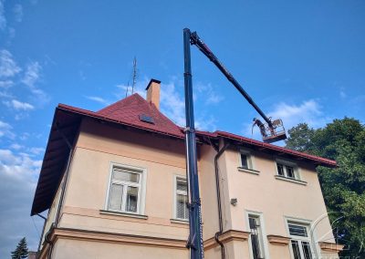 Průběh čištění eternitové střechy vily v Chrastavě pomocí hydraulické plošiny