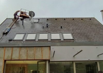 Průběh čištění eternitové střechy domu v Kralupech nad Vltavou