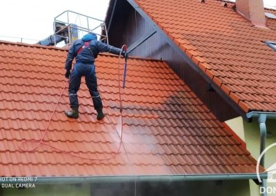 Průběh čištění střechy z betonových tašek pomocí vysokotlakého čističe