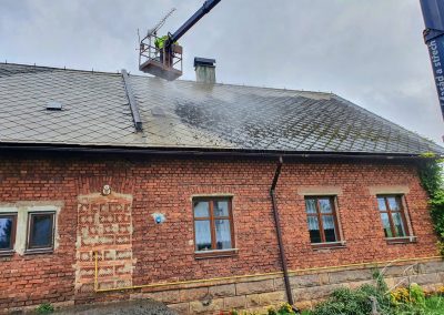 Průběh čištění a nátěru eternitové střechy domu ve Vlčicích za pomoci vysokozdvižné plošiny