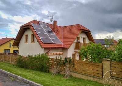 Vyčištěná střecha rodinného domu v Popovičkách se solárními panely