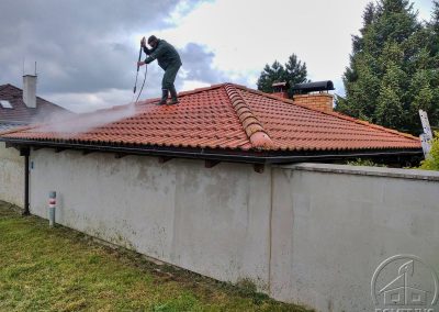 Detail průběhu čištění střechy rodinného domu v Jelenici včetně nástřiku nano impregnace