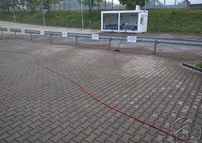 Průběh čištění zámkové dlažby před autoservisem Srba – Jíloviště, včetně aplikace nanotechnologie