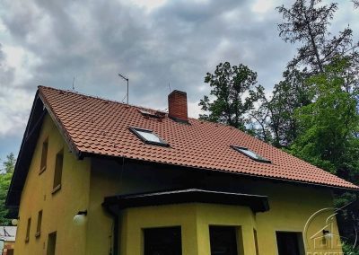 Vyčištěná betonová střecha rodinného domu v Mníšku pod Brdy po čištění a aplikaci ochranné impregnace