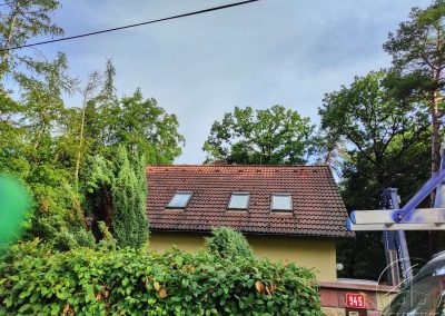 Průběh čištění betonové střechy rodinného domu v Mníšku pod Brdy od mechů a lišejníků