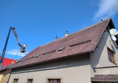 Průběh čištění eternitové střechy domu u Sázavy silně porostlé mechem, za pomoci hydraulické plošiny