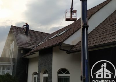 Průběh čištění střechy rodinného domu ve Studeněvsi od mechů a nečistot za pomoci hydraulické plošiny a horolezecké techniky