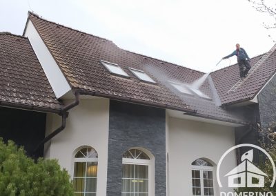 Průběh čištění střechy rodinného domu ve Studeněvsi od mechů a nečistot za pomoci hydraulické plošiny