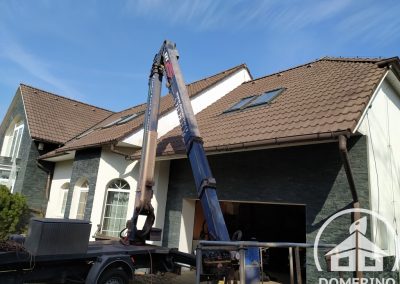 Čištění střechy rodinného domu ve Studeněvsi od mechů a nečistot za pomoci hydraulické plošiny
