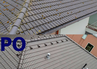 Porovnání stavu střechy rodinného domu v Průhonicích porostlé mechem a lišejníky před čištěním a po