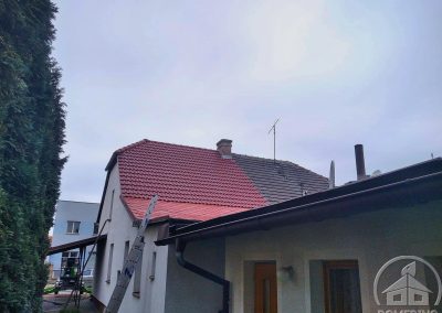 Průběh čištění střechy řadového domu v Městci Králové včetně aplikace nanoimpregnace