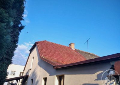 Průběh čištění střechy řadového domu v Městci Králové porostlé mechy