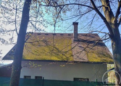 Průběh čištění šindelové střechy domu ve Všestarech znečištěné mechy, lišejníky a spadem listí