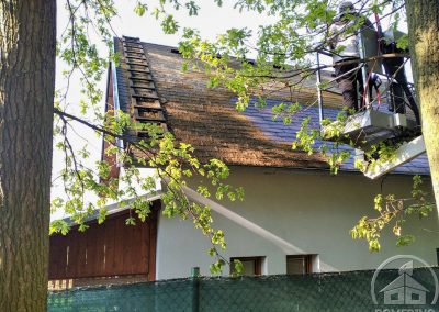 Průběh čištění šindelové střechy domu ve Všestarech za pomoci plošiny