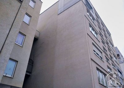 Částečně vyčištěná fasáda panelového domu v Praze 10