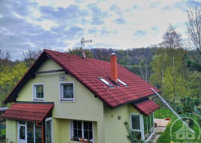Znečištěná střecha rodinného domu v obci Hoření Vinice