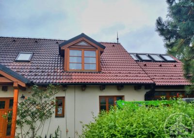 Průběh čištění střechy rodinného domu v Černošicích