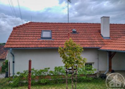 Střecha rodinného domu v Předboji porostlá mechem před čištěním