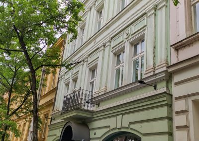 Znečištěná historická fasáda domu v Praze v ulici Ječná před čištěním