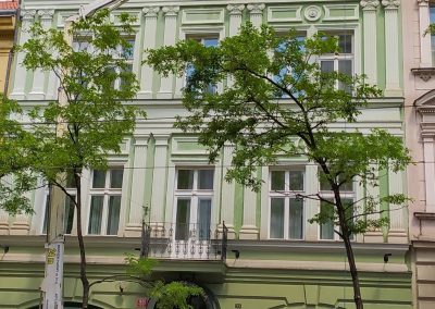 Průběh čištění historické fasády domu v Praze v ulici Ječná pomocí plošiny