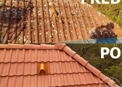 Detailní pohled na střechu rodinného domu v Zásmukách pokrytou mechem před čištěním a po