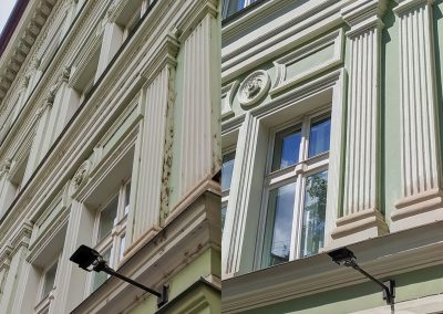 Porovnání stavu historické fasády domu v Praze v ulici Ječná před čištěním a po