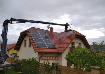 Čištění střechy s nainstalovanými fotovoltaickými panely