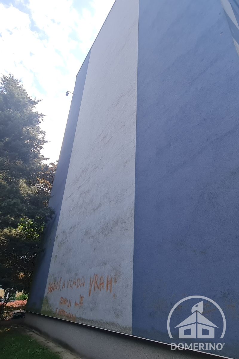 Skvrny na fasádě od plísní a graffiti