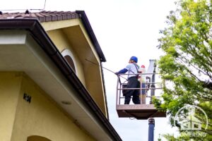 odborné čištění fasády z hydraulické plošiny