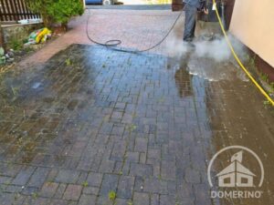 čištění silně znečištěné dlažby systémem Mosmatic, horkou vodou