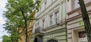 historická budova před čištěním a nátěrem