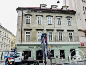 čištění fasády historického domu nátěr z vysokozdvižné plošiny