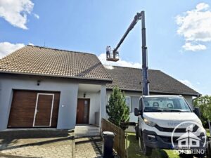 čištění starší střešní krytiny vysokým tlakem a horkou vodou