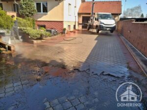 profesionální čištění zámkové dlažby horkou vodou