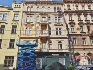 nátěr historické fasády vysokozdvižné plošiny