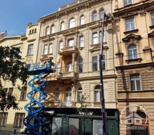 nátěr historické fasády vysokozdvižné plošiny