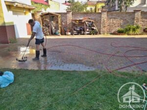 profesionální čištění zámkové dlažby od plevele