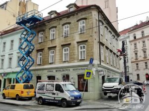 nátěr historické fasády hydraulické plošiny